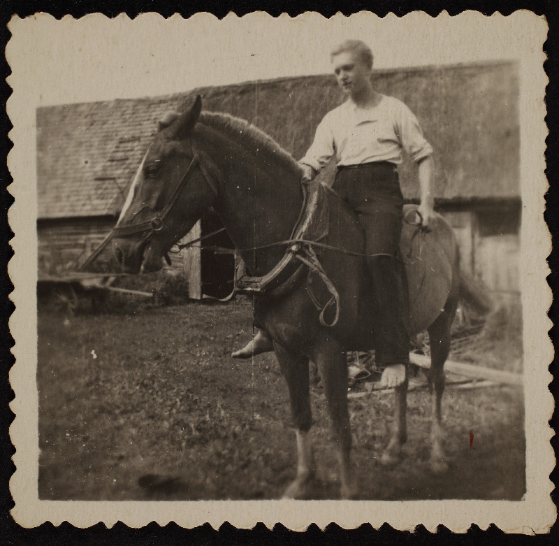 Tundmatu noormees hobuse seljas istumas