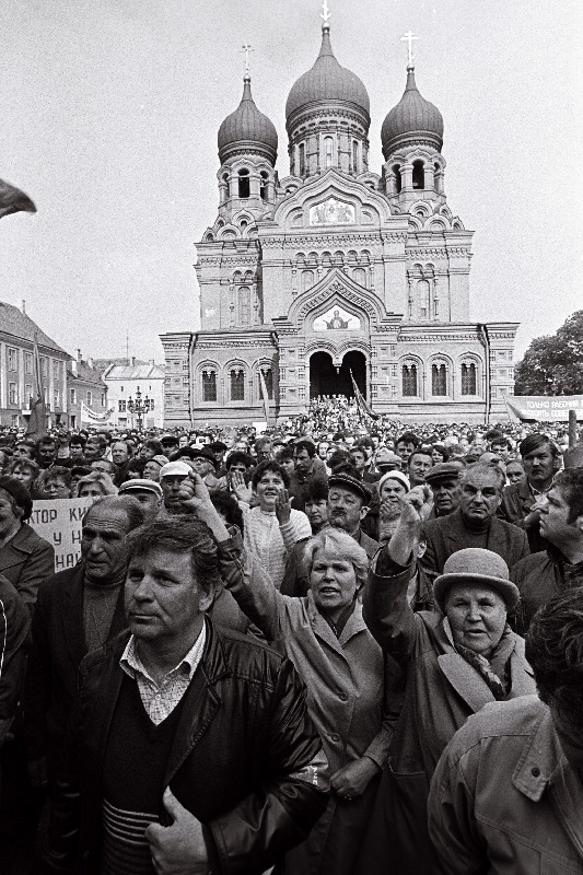 15.mai Toompeal - venelased kiriku ees.