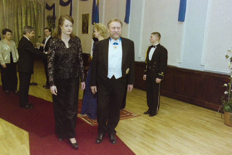 Riigikogu liige Enn Tarto abikaasaga Eesti Vabariigi aastapäeval presidendi vastuvõtul Estonia Teatris.