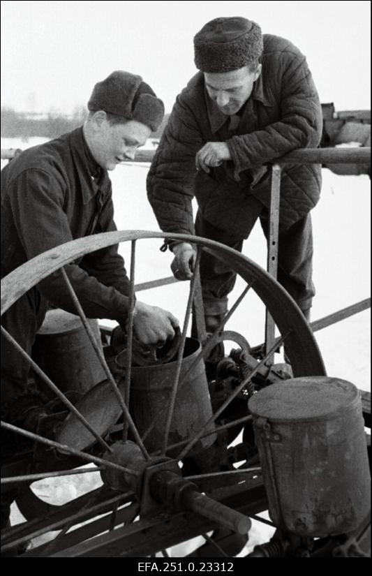 Valga rajooni Kalinini-nimelise kolhoosi traktorist Leo Tsopp ja autojuht Arno Tsopp.