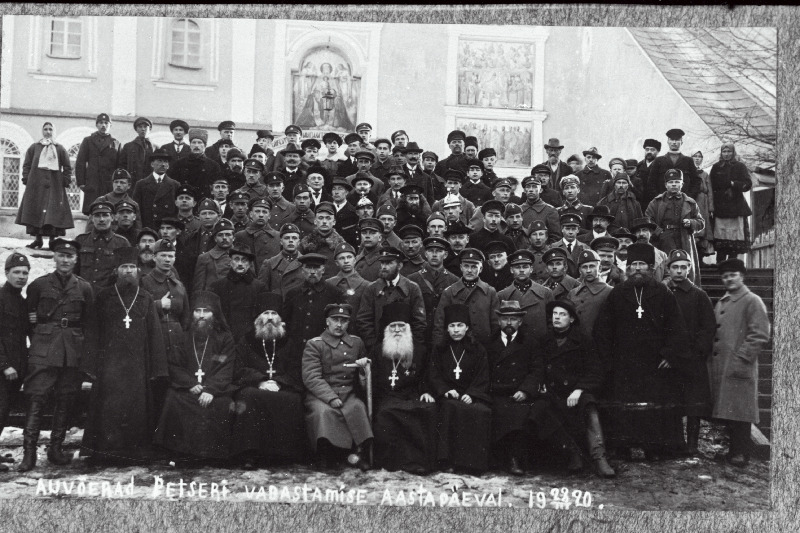 2.Jalaväepolgu sõdurid ja ohvitserid Petseri kloostris.