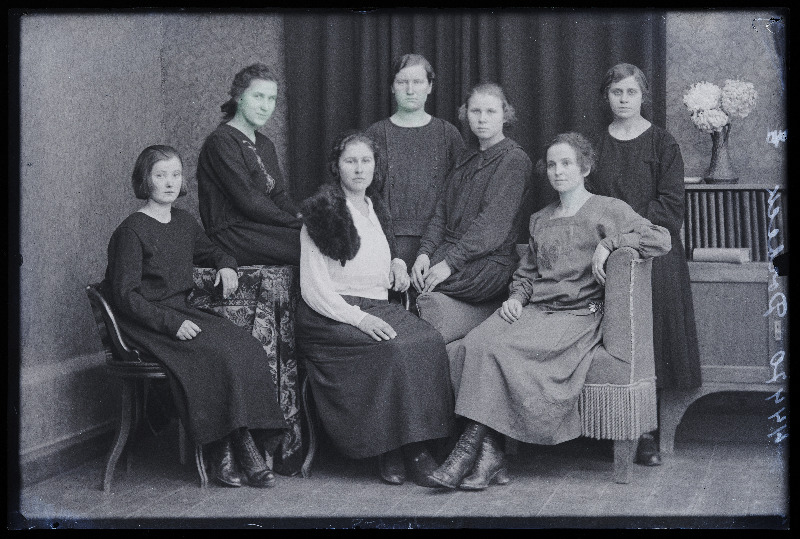 Grupp naisi, (foto tellija Dorbek).