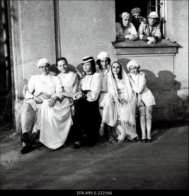 Teatri Vanemuine ooperilavastuse "Lakme" osatäitjaid.