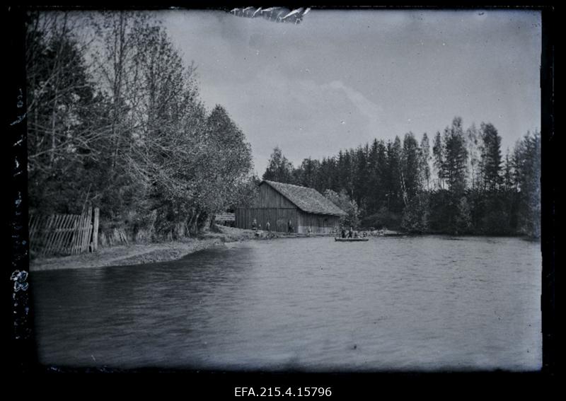 Vaade üle järve hoonele ja inimestele, (foto tellija Rõigas).