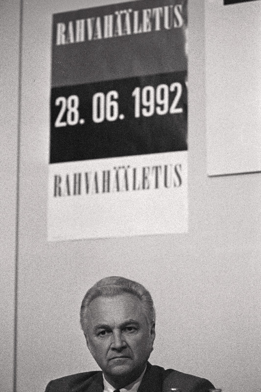 Arnold Rüütel Pressikeskuses laua taga, plakat Rahvahääletus 28.06.1992.