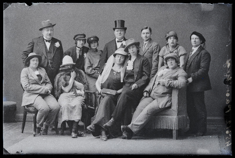 Grupp inimesi, (foto tellija Parnitzky).