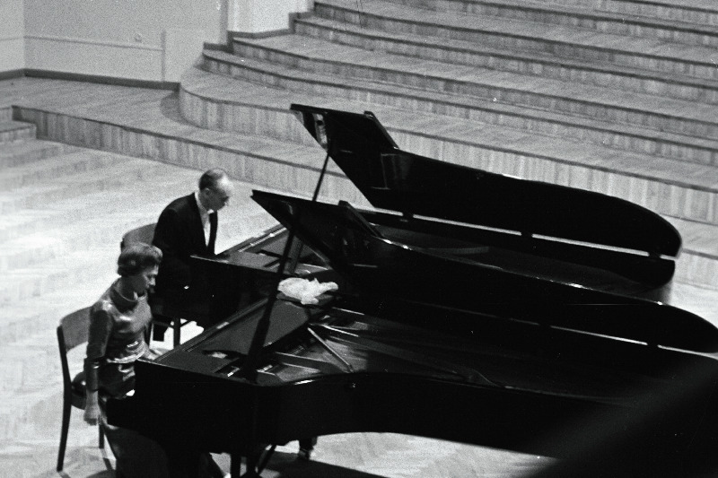 Eesti NSV teenelised kunstnikud Anna Klas ja Bruno Lukk esinemas klaverikontsertiga „Estonia“ kontserdisaalis.