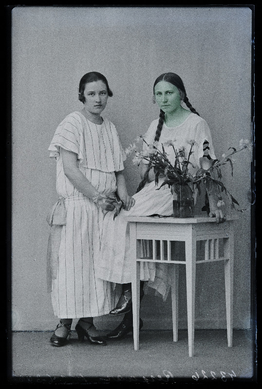 Kaks naist, (foto tellija Ressaar).