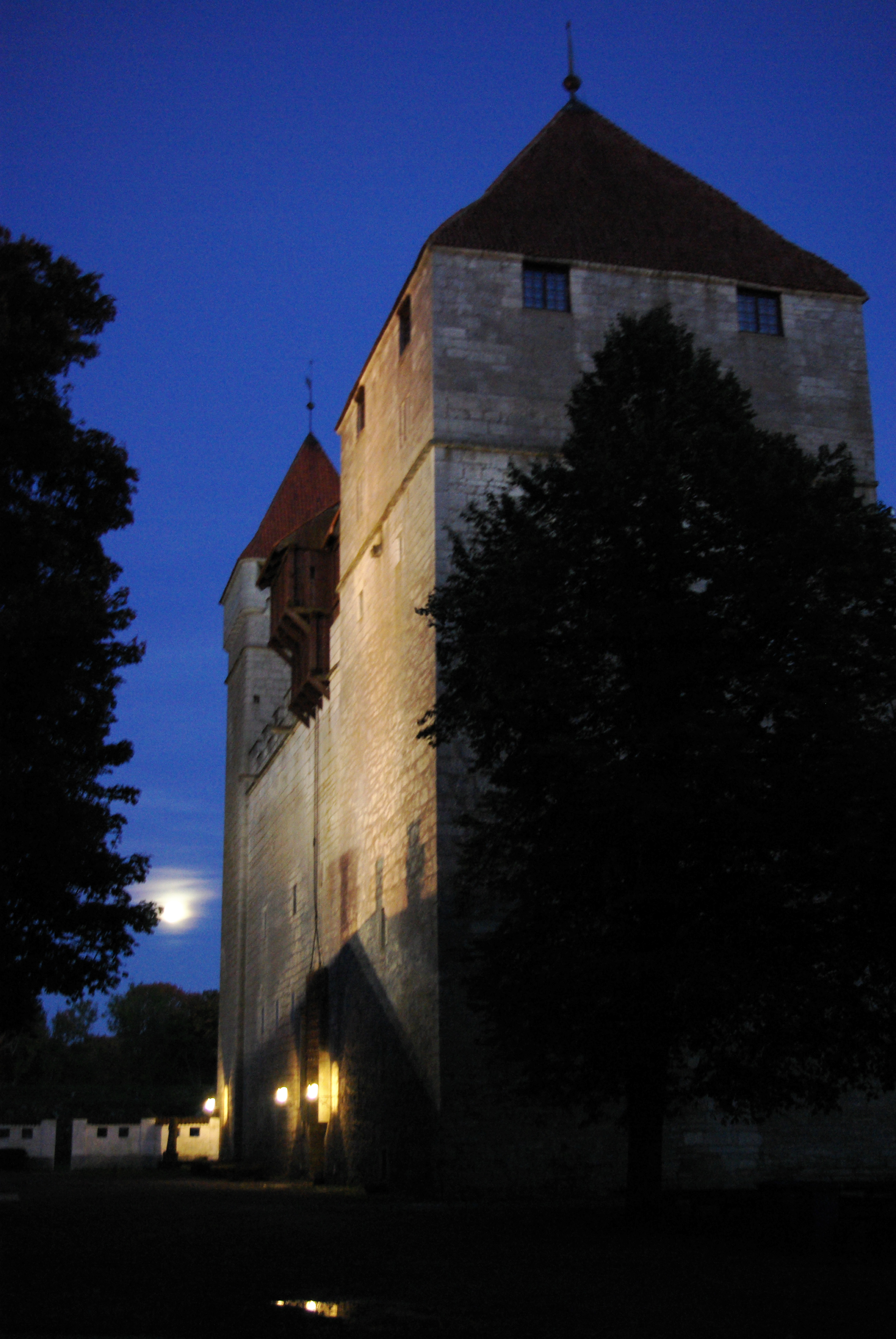 Kuressaare linnus õhtuses kuuvalguses - Kuuvalguses Kuressaare Linnus vaiksel suveööl Saaremaal.