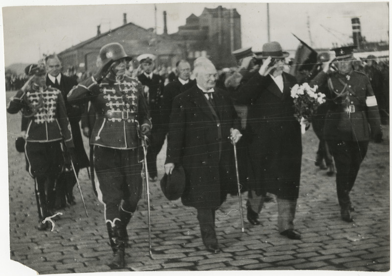 Pehr Evind Svinhufvud, Soome president aukompanii paraadi vastuvõtmisel koos Jonsoni, K. Pätsi ja J. Laidoneriga, foto