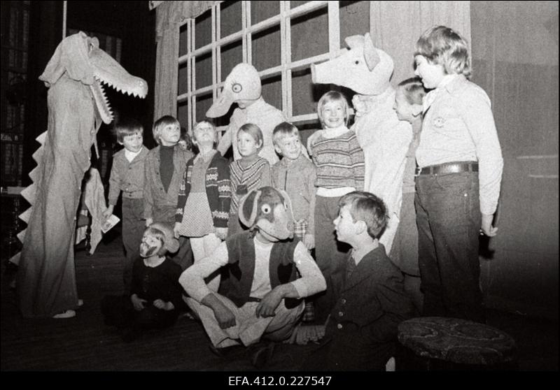 J. Tombi nim Rahvateatri etenduse "Dr Aibolit" tegelased koos lastega laval.