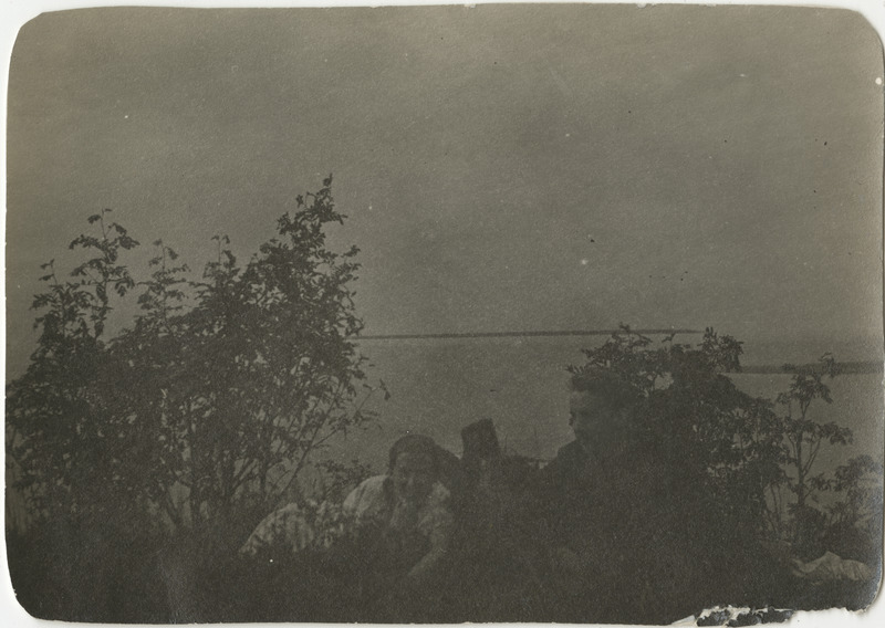 Mees ja naine järve ääres puhkamas