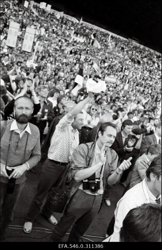 Delegatsioon lauluväljakul.