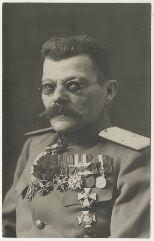 Kindral Põdder tsaariarmee vormis, kuid 1918.a märtsis saadud auastmega. Portreefoto.