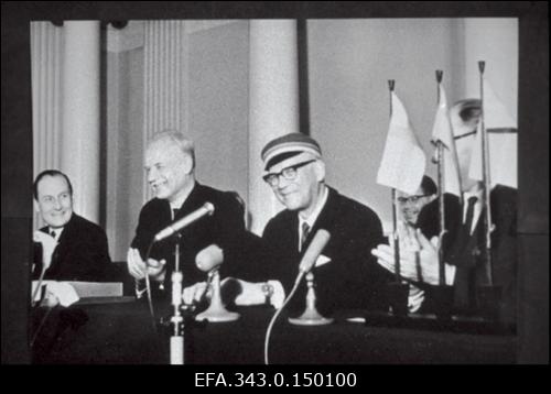 Eesti NSV-sse külaskäigule saabunud Soome Vabariigi president Urho Kaleva Kekkonen (paremalt 2.) pidulikul koosolekul Tartu Riikliku Ülikooli aulas. Temast paremal Eesti NSV Ülemnõukogu Presiidiumi esimees Aleksei Müürisepp ja vasakul TRÜ rektor Feodor Klement.