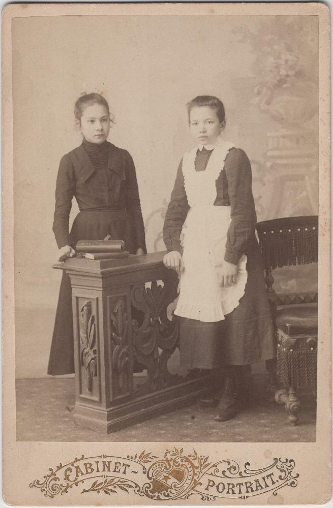 Stuudiofoto kahest tüdrukust.