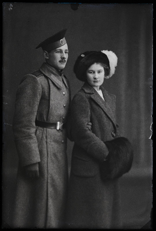 Sõjaväelane Grünwald (Grünvald) naisega.