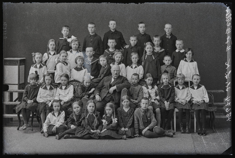 Viljandi Eesti Haridusseltsi Tütarlaste Gümnaasiumi II ja III algkooli klass.