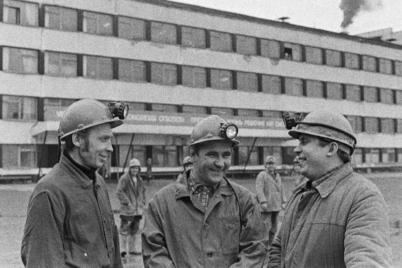 Tootmiskoondise "Eesti Põlevkivi" "Estonia" kaevanduse eesrindlikud mäetöölised (vasakult) A. Kaaver, sotsialistliku töö kangelane E. Paap ja koristuse brigaadi brigadir P. Tšerkassov.