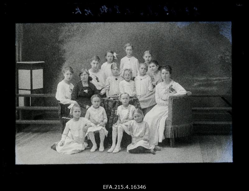 Viljandi Eesti Haridusseltsi Tütarlaste Gümnaasiumi (Progümnaasiumi) I ettevalmistusklass.