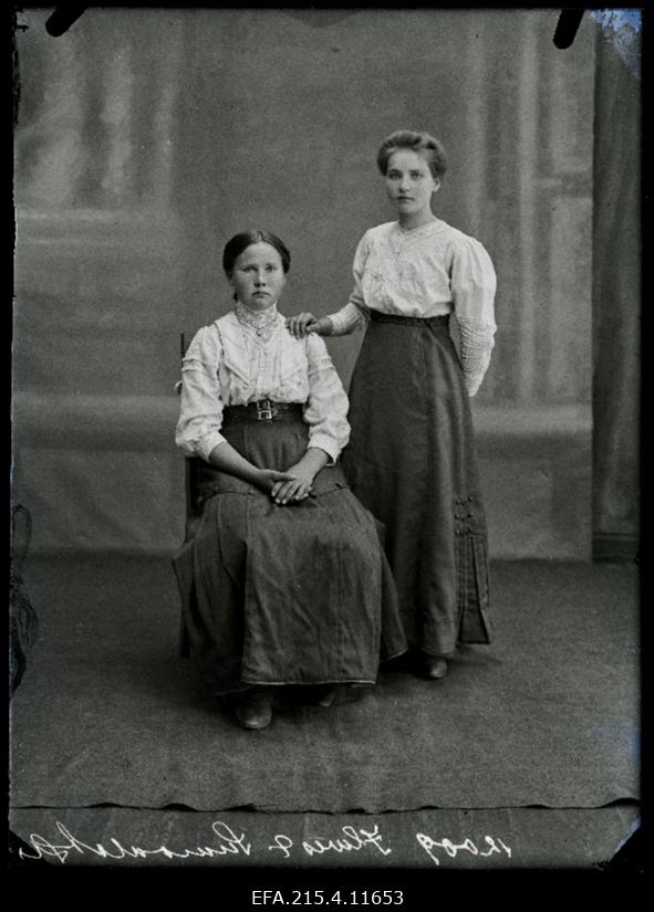 Kaks naist, Ilwes (Ilves) ja Siimonlatser.