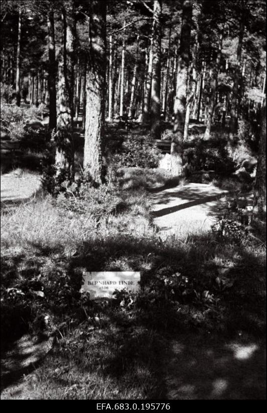 Kirjastustegelase publitsisti ja tõlkija Bernhard Linde hauakivi Metsakalmistul.