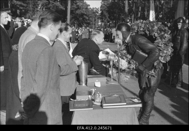 ENSV 1953. a ringrajasõidu esivõistlused. autasustamine Olev Kaseorg