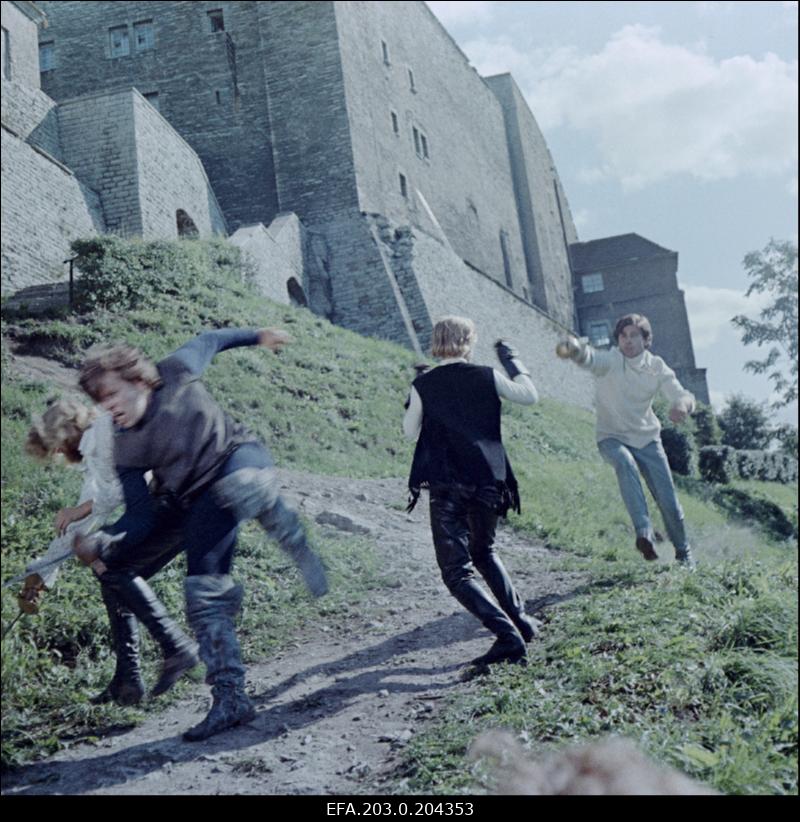 Stseen Tallinnfilmi mängufilmist "Don Juan Tallinnas". Mõõgavõitlust peavad (paremalt) Don Carlos (Igor Kurve) ja Don Juan (Gunta Virkava). Lahinguväljalt põgenevad (vasakult) Don Alfonso (Rein Kotkas) ja Don Antonio (Tõnis Rätsep).