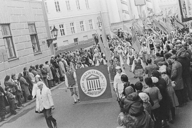 Tartu Riikliku Ülikooli 350. aastapäevale pühendatud spordipeo rongkäik.