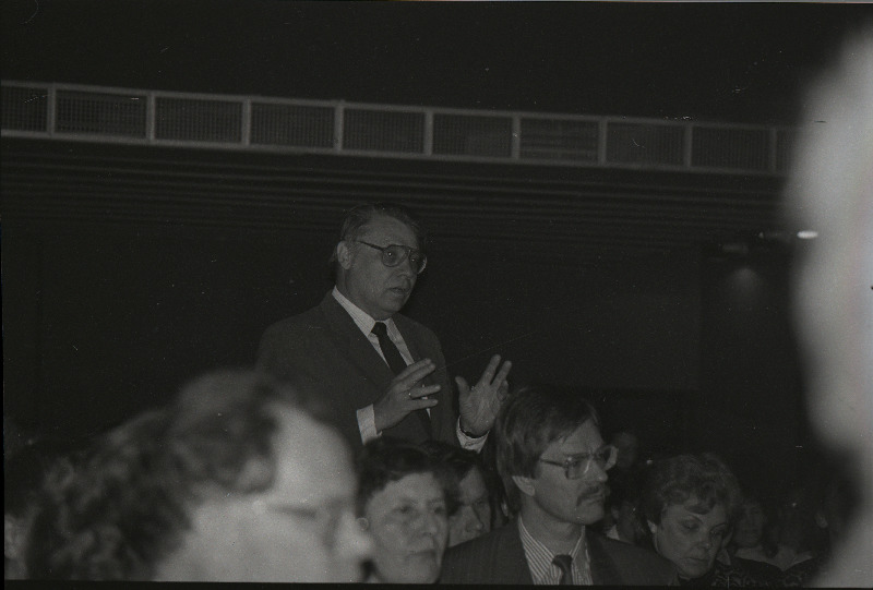 III Eesti Arhivaaride päevad Tallinnas. Eesti Riigiarhiivi filiaali (Parteiarhiivi) arhivaar Rein Oras kõnelemas Kinomajas 27.05.1993. Esiplaanil istumas vasakult: Ahto Kennik (Riigiarhiiv), Kanni Sotsilovski (Filmiarhiiv), Markku Leppänen (Soome Riigiarhiiv), Elina Sammul (Ida-Viru Maakonna-arhiiv). Markku Leppäse selja taga istumas Kalju Idvand (Pärnu Maakonna-arhiiv)