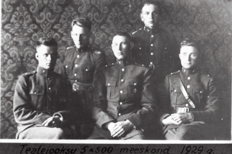 Eesti Vabariigi armee III diviisi spordivõistlustel 1. kohale tulnud Scoutspataljoni 5 x 500m teatejooksu meeskond (vasakult): nooremleitnant Soomer, vanemallohvitser Kusbok, nooremleitnant Günther, nooremleitnant Võtting.