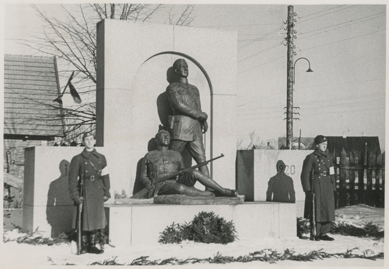 Vabadussõjas langenute mälestussammas Tartu Pauluse surnuaial, sõdurid mälestussamba juures