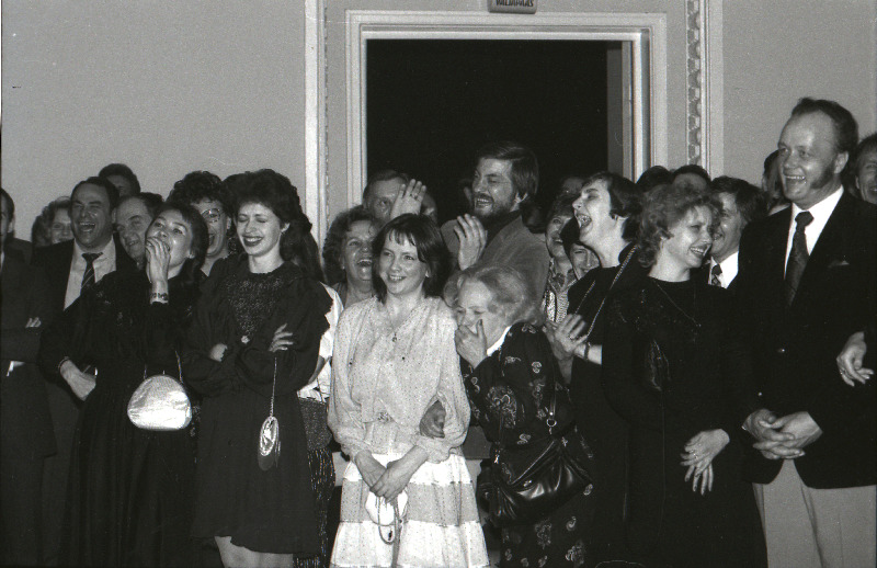 Teatriühingu ball Estonia kontserdisaalis. Esireas keskel V. Kingissepa nimelise TRA Draamateatri näitleja Salme Reek, tema taga helilooja Lepo Sumera.