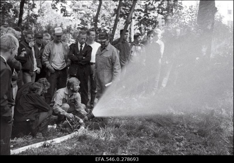 Tuletõrjetehnika katsetamine[metsa]põlengu kustutamiseks.