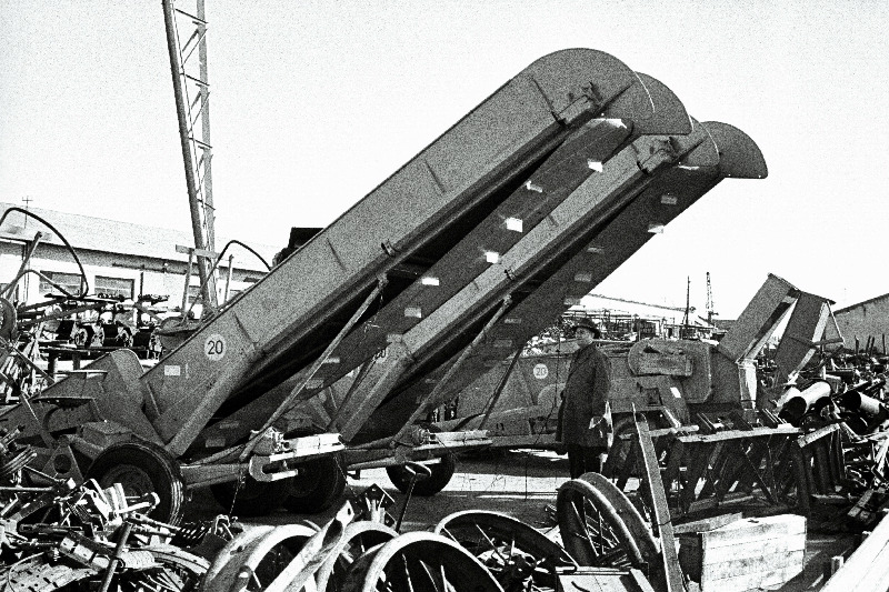 Heinaniitjad-laadijad Põllumajandustehnika Vabariikliku Baasi territooriujmil Hiiul.