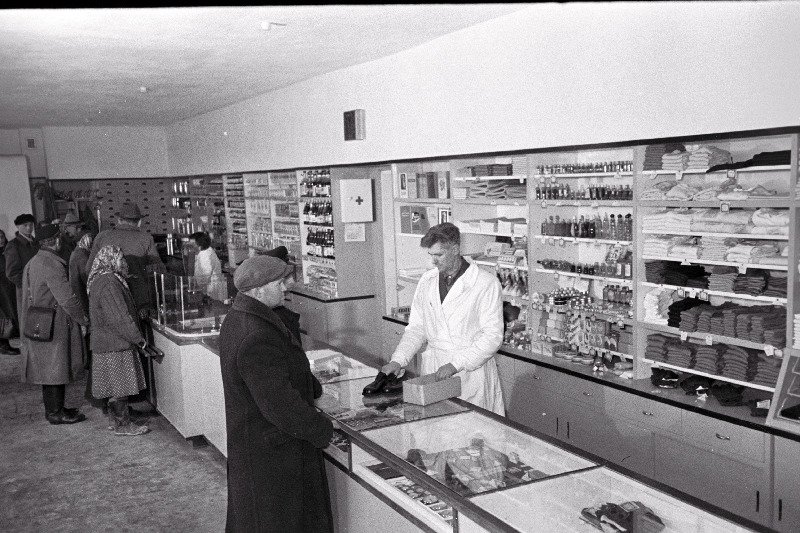 Nõukogude kaubanduse eesrindlane 1956.a.Viljandi Tarbijate Kooperatiivi Paistu kaupluse juhataja Alo Lindsalu ostjaid teenindamas.