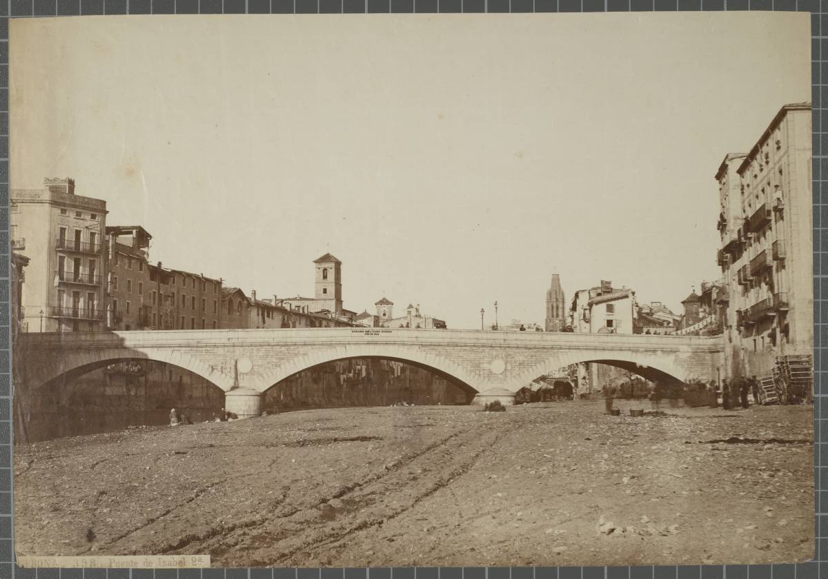 GERONA-398.- Isabel Bridge 2nd - View from the sand of the Stone Bridge, eleven years after its construction In the background, on the left, is remarkable the presence of the old bell tower of Bernardes and the bell convent of Santa Clara, which would be demolished in 1873. On the right is a convent of the promenade