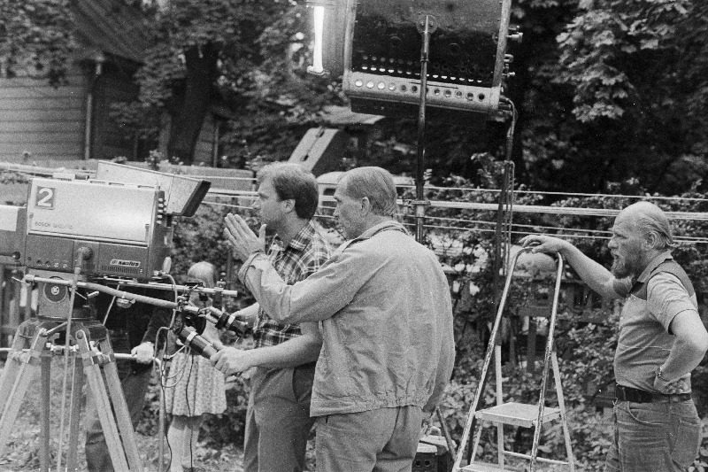 "Eesti Telefilmi" uue videofilmi "Kahe kodu ballaad" võtteplatsil on filmi režissöör Ago-Endrik Kerge (paremal) ja lavastusoperaator Jüri Suurevälja.