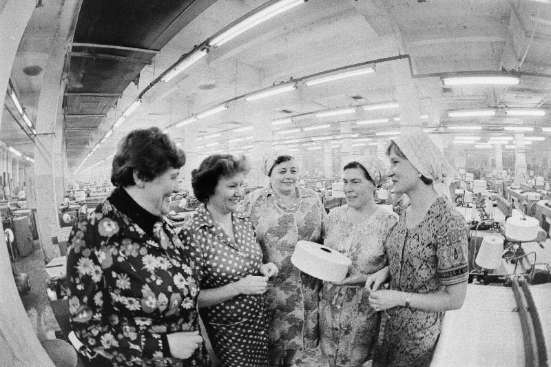 Grupp puuvillakombinaadi "Balti Manufaktuur" sotsialistliku võistluse eesrindlasi (paremalt): kangrud Ljudmila Silkina ja Valentina Muravjova, sotsialistliku töö kangelane Zinaida Agafonova, ketrajad Linda Kleinsepp ja Nadežda Zinovjeva.