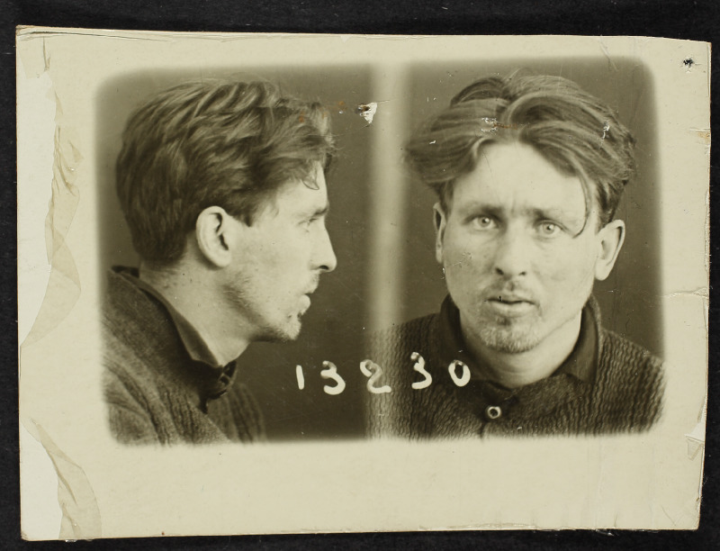 Arseni Tihhomirov otse- ja külgvaates (uurimistoimiku foto)