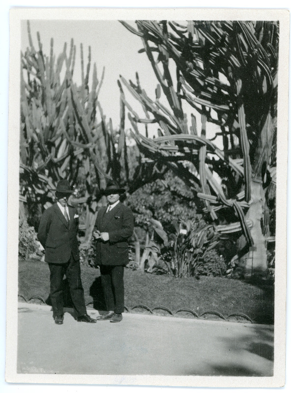 Johannes Vares ja Johannes Semper Korsikal kaktuste ees poseerimas