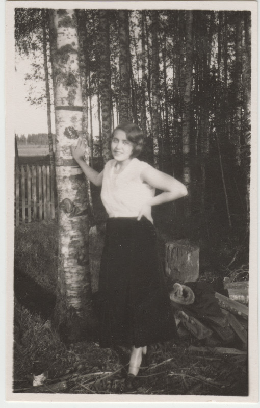 Tundmatu naine [Eduard Virgo tuttav?] aias puude taustal