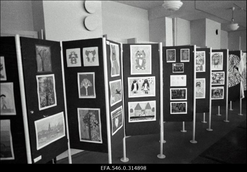 Välismaalaste delegatsiooni külaskäik ühte Eesti kooli. (EURO - RANNA)