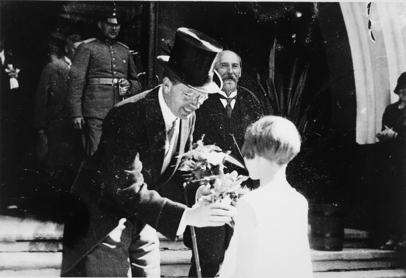Rootsi kroonprints Gustav Adolf väljumas Vanemuise majast pärast lõunasööki.