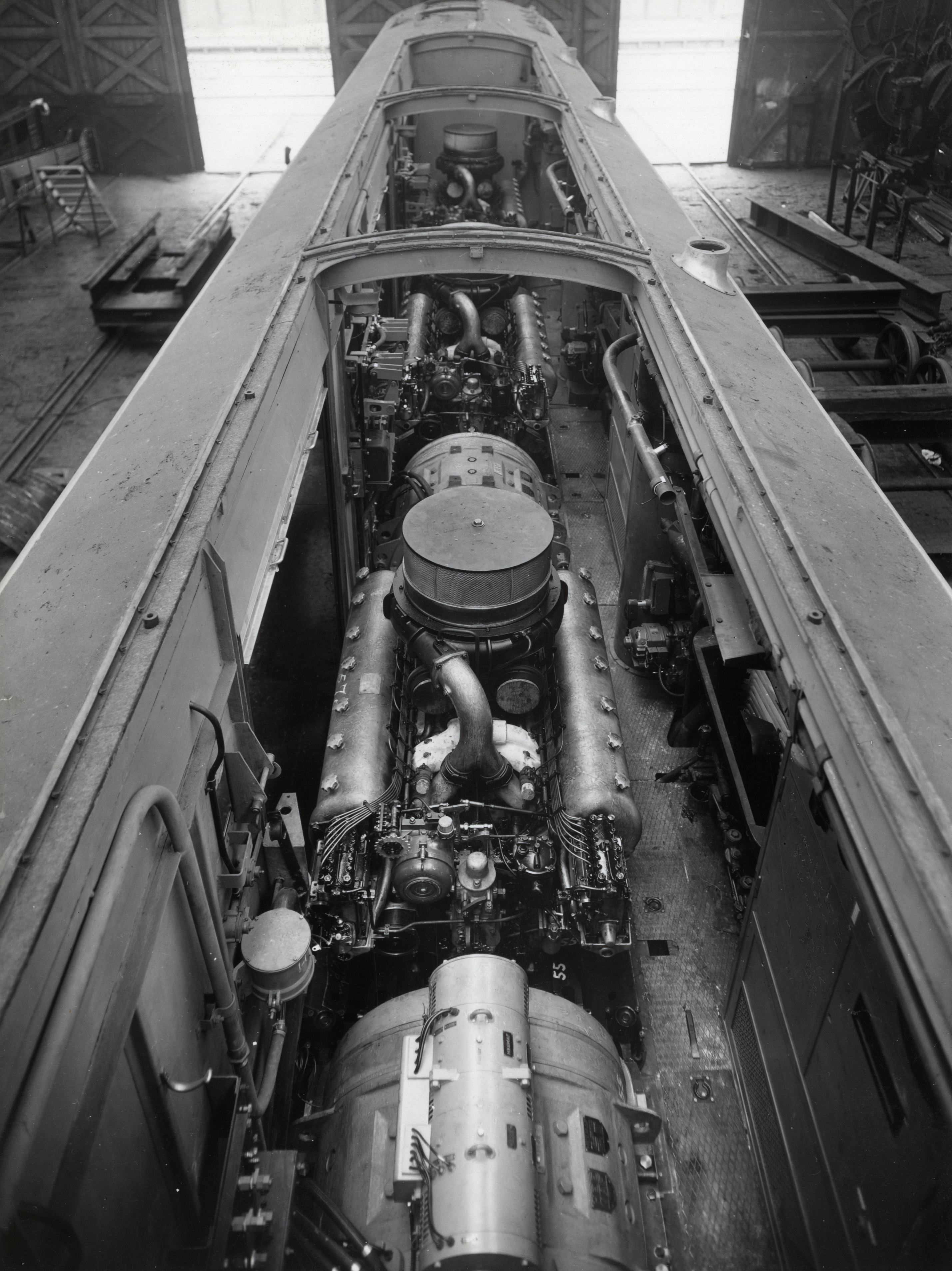 Interieur van een in aanbouw zijnd mD-rijtuig van een diesel-electrisch treinstel DE 5 (serie 51-68) van de N.S. bij Werkspoor te Zuilen: machinekamer met de Maybach-motoren.
