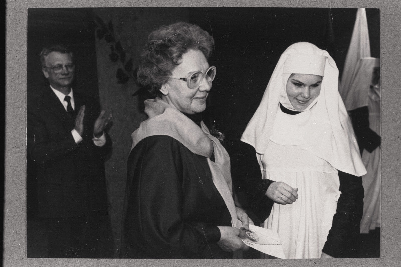 Tallinna Keskhaigla halastajaõdede 100. aastapäeva tähistamisel vestlevad meditsiiniõde Jane Karu ja 22 aastat haiglas ülemõena töötanud Anita Metsmäe.