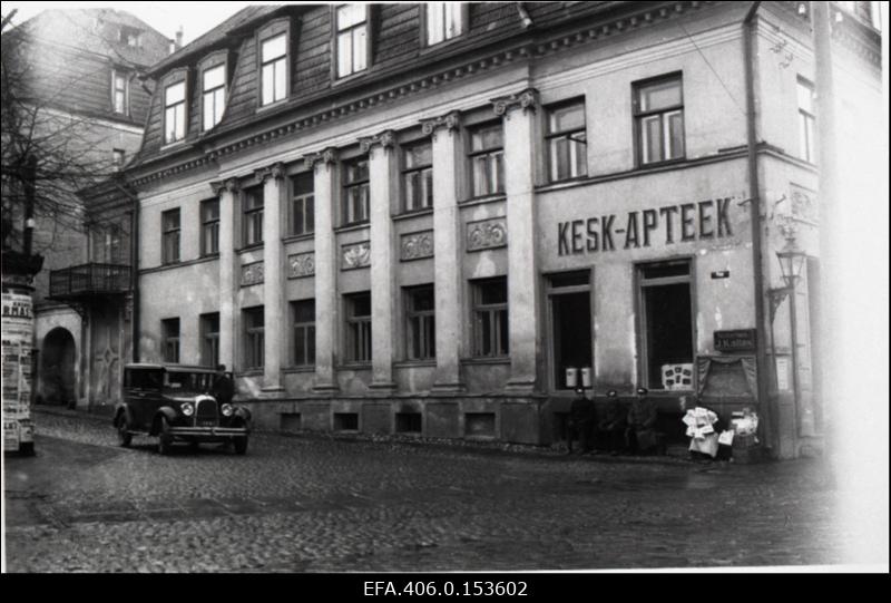 Kesk-apteegi hoone Poe ja Küüni tänava nurgal (hoone hävis aug.1944.).