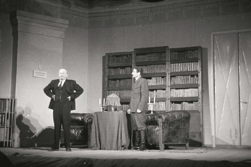 Stseen V. Višnevski näidendist „Unustamatu 1919“ Riiklikus Teatris „Vanemuine“. J. V. Stalin – Aleksander Laar, V. I. Lenin – Aleksander Mälton.