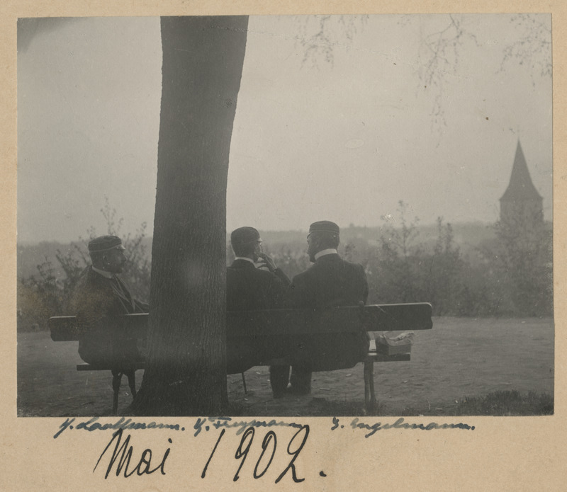 Korporatsiooni "Livonia" liikmed Heinrich Laakmann, Karl von Freymann ja Johannes Engelmann Tartu Toomemäel, taustal Jaani kirik