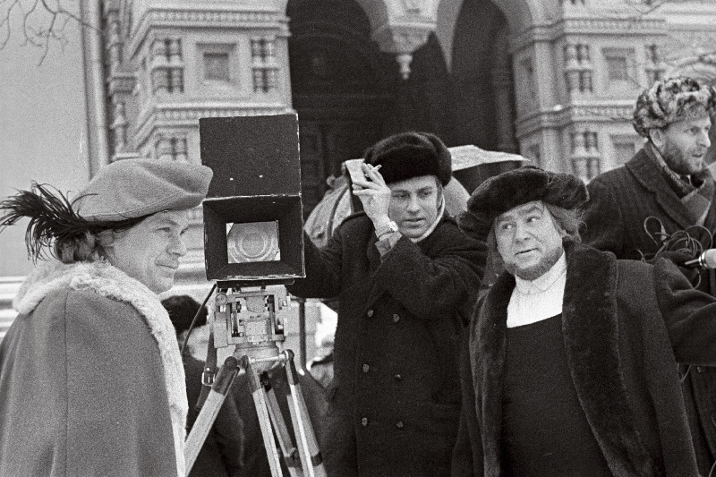 Eesti Televisiooni ajaloolise mängufilmi "Kolme katku vahel" filmimine; (paremalt) Balthasar Russowi osatäitja NSV Liidu rahvakunstnik Georg Ots, operaator A. Mutt ja Jaan Toomingas.